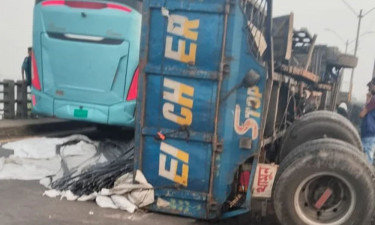 মালবাহী ট্রাক উল্টে ঢাকা-চট্টগ্রাম মহাসড়কে তীব্র যানজট