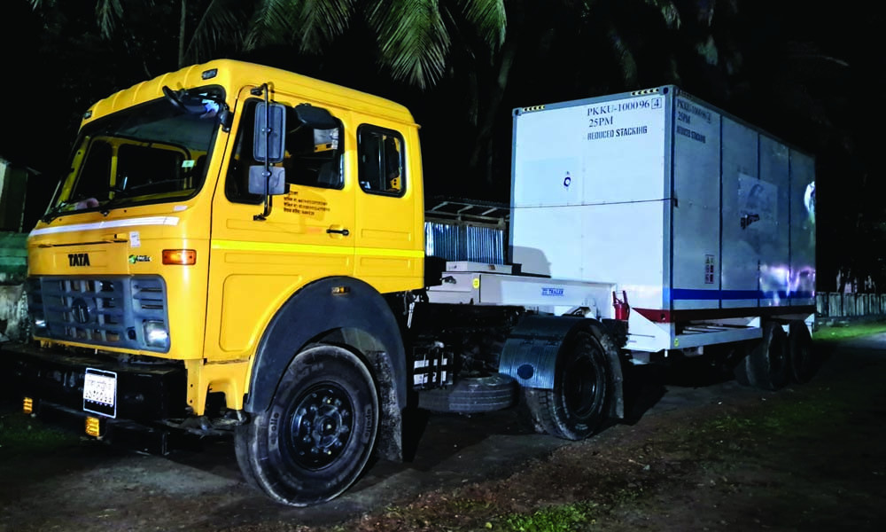 ভোলায় গ্যাস সংযোগ দাবি, ইন্ট্রাকোর কাভার্ডভ্যান আটকে দিল ছাত্র-জনতা