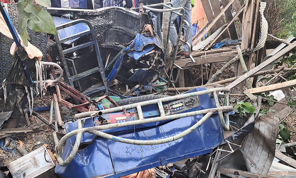 বাস-ইজিবাইক মুখোমুখি সংঘর্ষে ছেলে নিহত, বাবাসহ আহত ৩