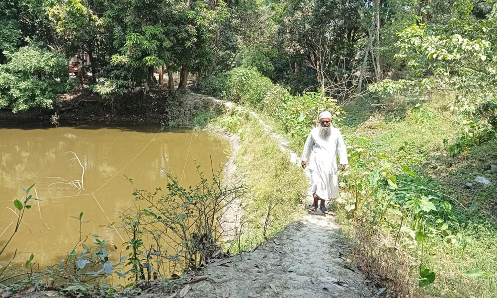 সড়ক না থাকায় দুর্ভোগে গ্রামবাসী