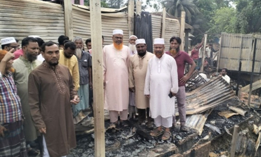 কুমিল্লায় অগ্নিকাণ্ডে ১১ দোকান ভস্মীভূত