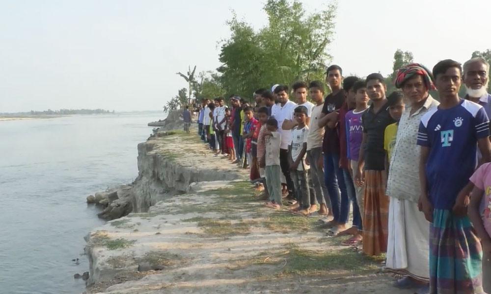 কুড়িগ্রামে শুষ্ক মৌসুমে নদীভাঙন রোধে পদক্ষেপ নেওয়ার দাবিতে মানববন্ধন