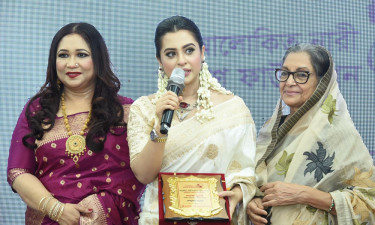 পৃথিবীর সব নারীর প্রতি শ্রদ্ধা, ‘আলোকিত নারী সম্মাননা’ পেয়ে বুবলী