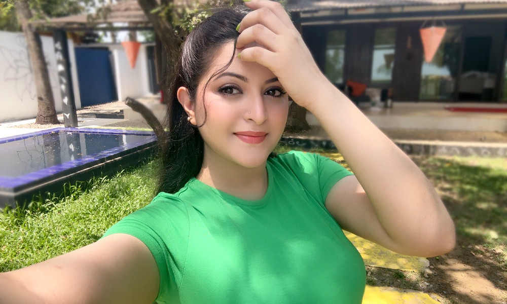 যেন মোহনীয় পরী