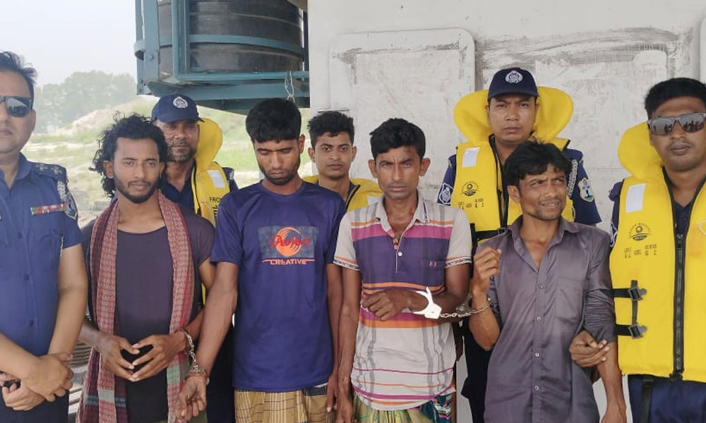 যমুনা নদীতে বাল্কহেডে চাঁদাবাজির সময় হাতেনাতে আটক ৪