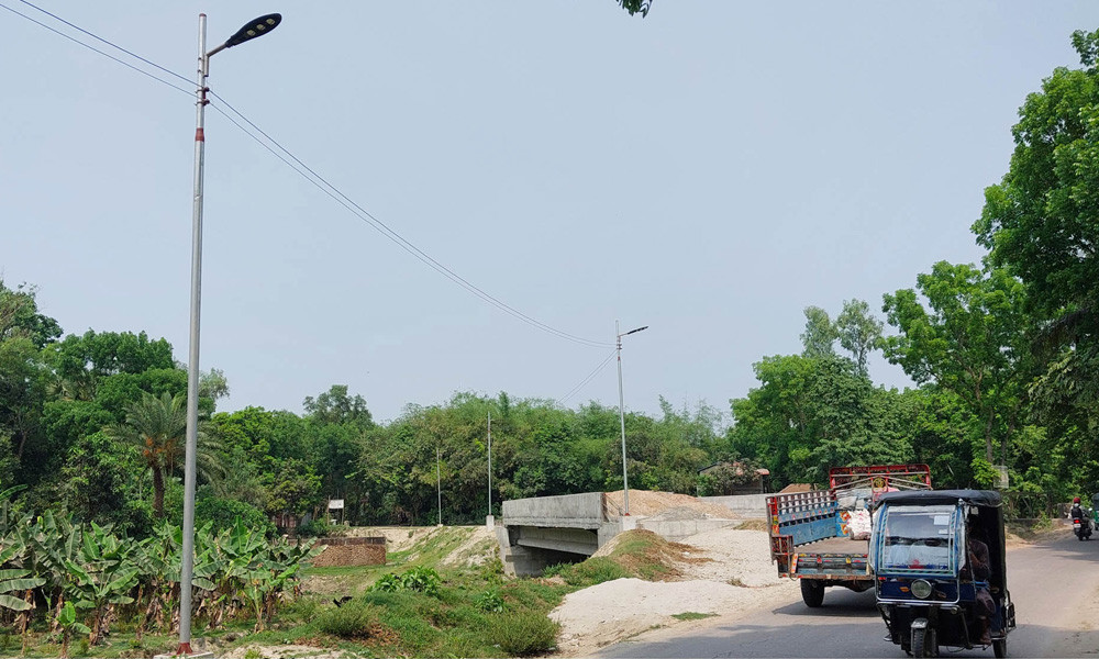 দুই দপ্তরের সমন্বয়হীনতায় সড়কবাতি জ্বলে না, চলাচলে ভোগান্তি