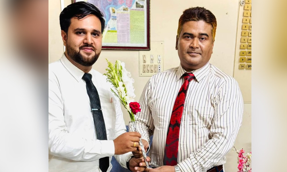 হত্যা মামলার আসামিকে ফুল দিয়ে বরণ করলেন বিচারক!