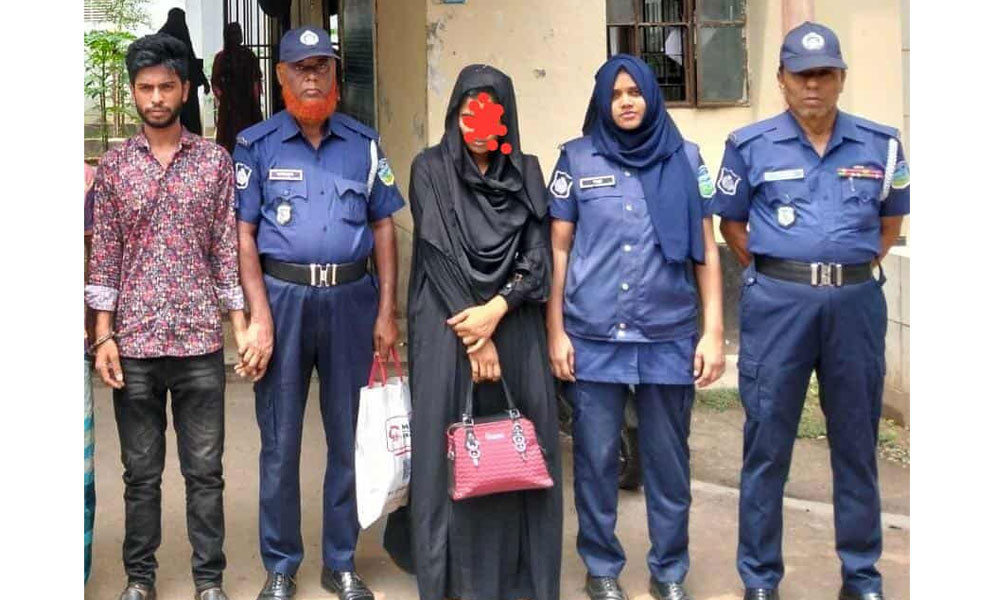 স্বামী প্রবাসে, ৩ সন্তানকে বাড়ি রেখে প্রেমিকের ডাকে ঈশ্বগঞ্জে নারী