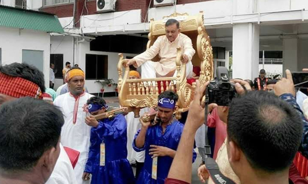 সিংহাসন ছেড়ে কোথায় সেই দাপুটে স্বরাষ্ট্রমন্ত্রী