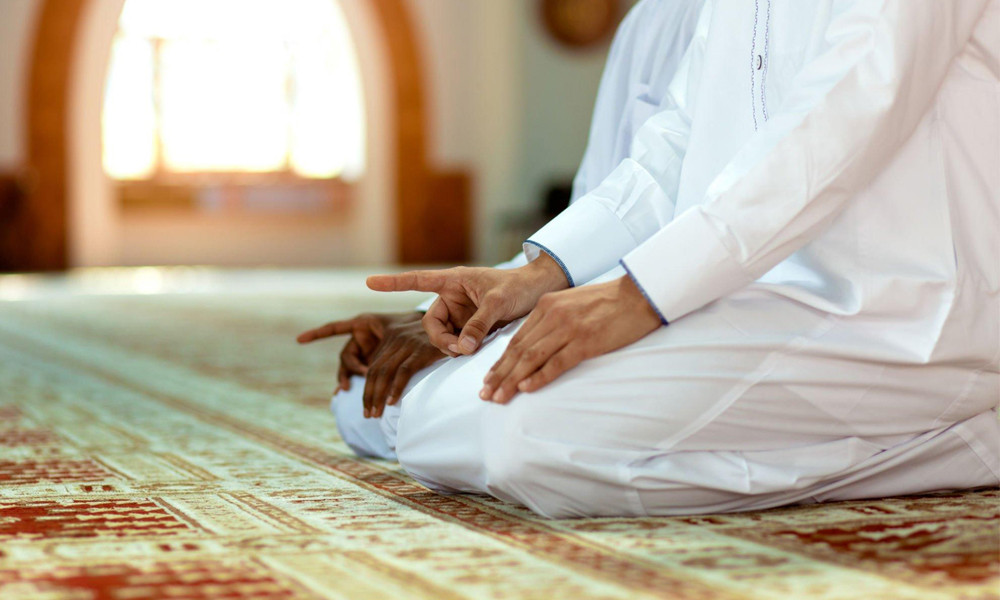 ইসলামে বসে নামাজ পড়ার বিধান