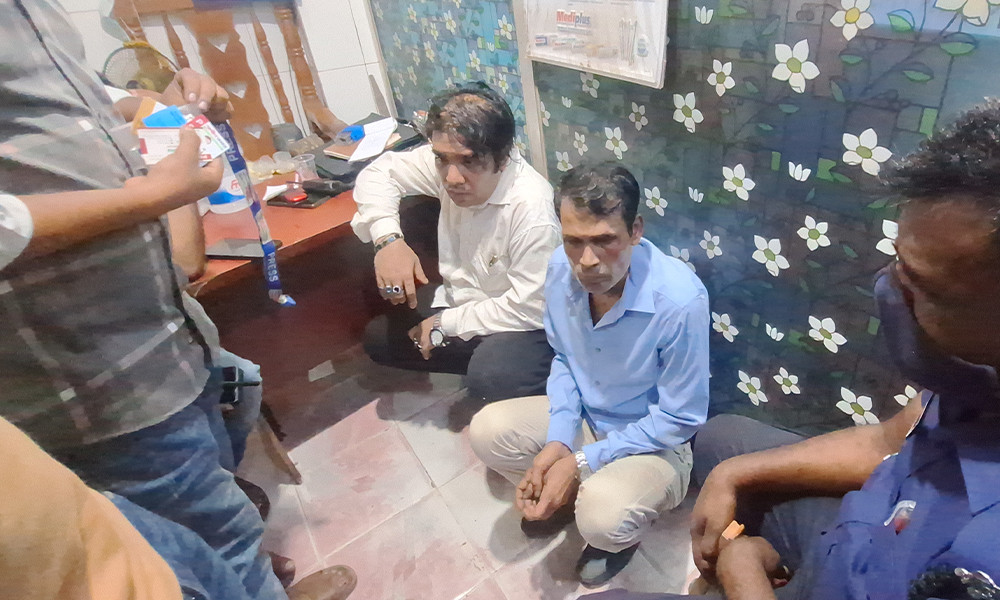 ভুয়া ম্যাজিস্ট্রেট ও সাংবাদিককে আটক করল জনতা