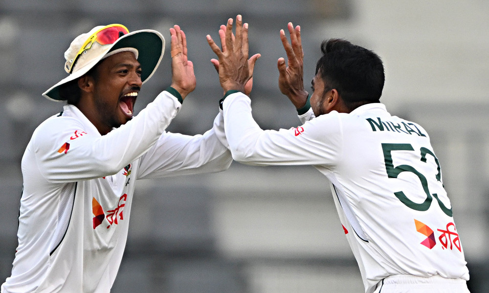 টেস্ট জমিয়ে দিচ্ছেন মিরাজ-তাইজুল