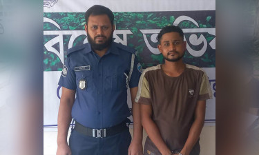 আপত্তিকর অবস্থায় নিষিদ্ধ ছাত্রলীগ নেতাকে ধরে গণপিটুনি