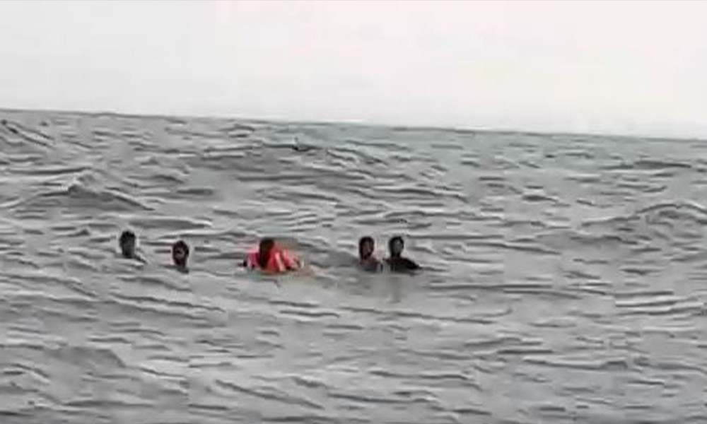সাগর মোহনায় বাল্কহেড ডুবি, উদ্ধার ৭