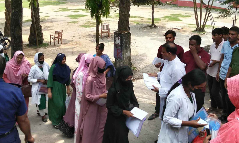 এসএসসি পরীক্ষার্থীদের কলম-নোটবুক বিতরণ বিএনপি নেতার