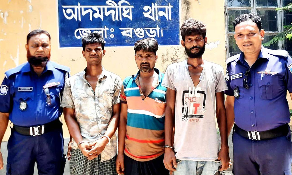 লুঙ্গির ভাঁজে মিলল ৭৭ পিস অ্যাম্পুল, গ্রেপ্তার ৩