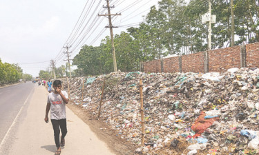 মহাসড়কের পাশে ময়লার স্তূপ, দুর্গন্ধ