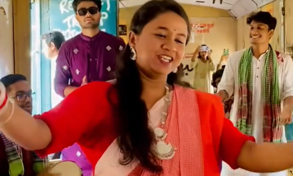 চবি সংগীত বিভাগের শিক্ষক-শিক্ষার্থীদের চলন্ত ট্রেনে গানের আড্ডা (ভিডিওসহ)