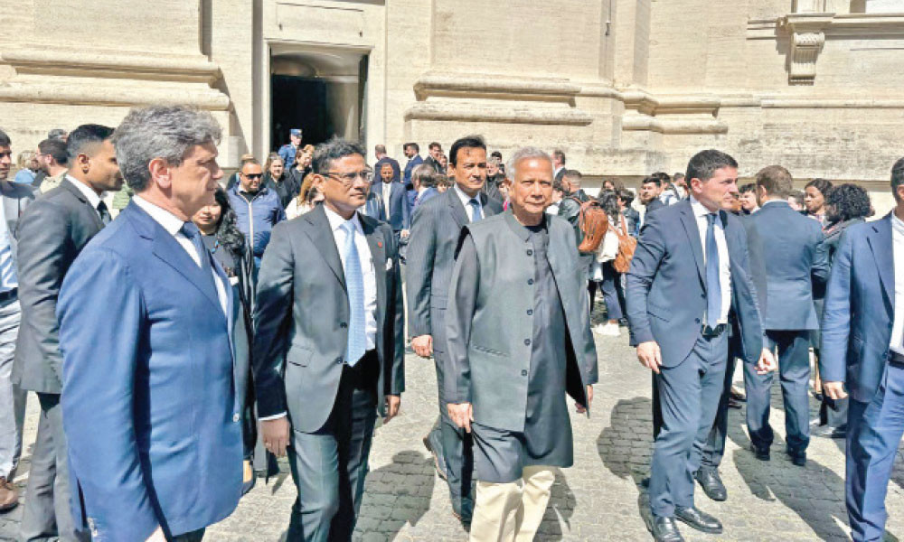 ভ্যাটিকান সিটিতে পোপের মরদেহে শ্রদ্ধা প্রধান উপদেষ্টার