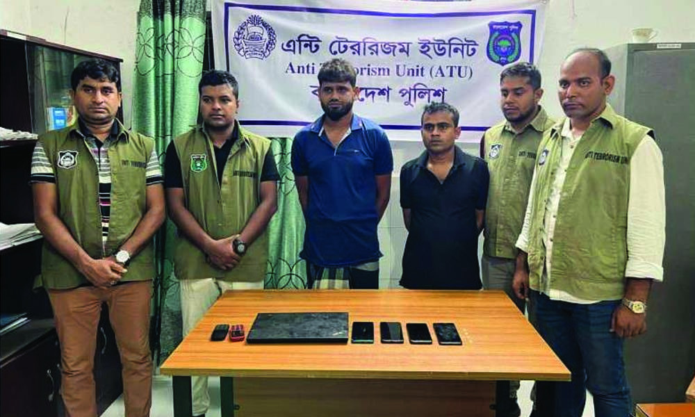 অনলাইনে পণ্য বিক্রির নামে অর্থ আত্মসাৎকারী চক্রের মূল হোতাসহ গ্রেপ্তার ২
