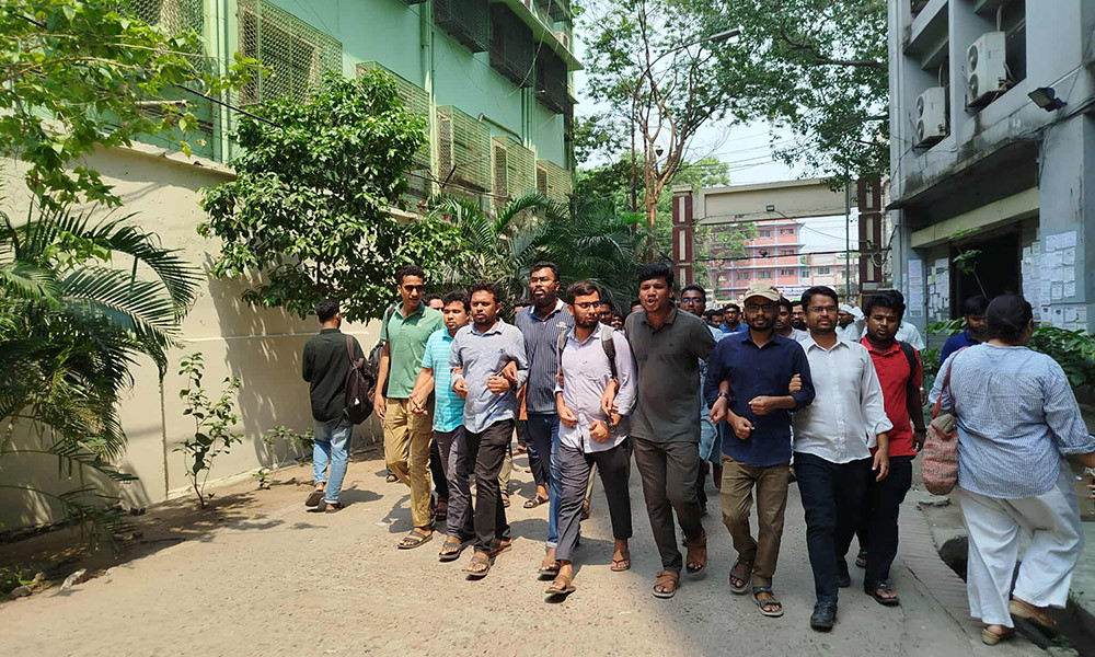 ঢাবি শিক্ষার্থীদের সঙ্গে সংহতি জানিয়ে জবিতে বিক্ষোভ