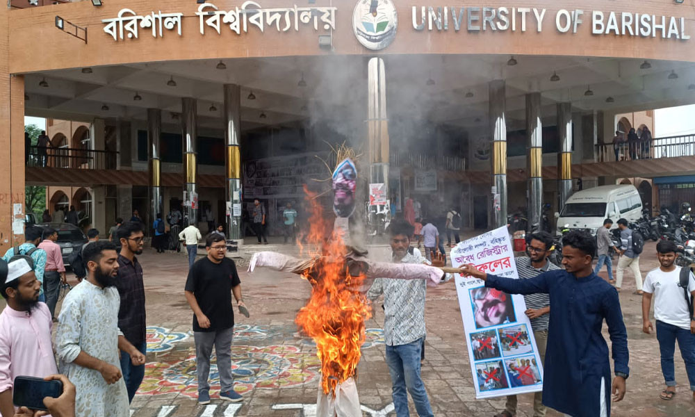 ববি রেজিস্ট্রারের কার্যালয়ে তালা, কুশপুত্তলিকা দাহ