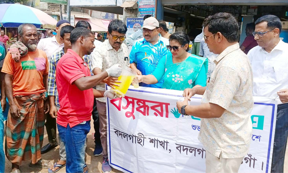 তৃষ্ণার্তদের শরবত পান করাল বসুন্ধরা শুভসংঘ