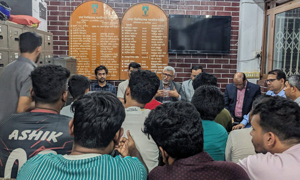 আন্দোলনকারীদের সঙ্গে বৈঠকে উপদেষ্টা আসিফ ও পিএসসির সদস্যরা