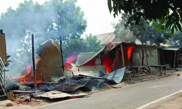 সালথায় আগুনে পুড়ল ৪ দোকান