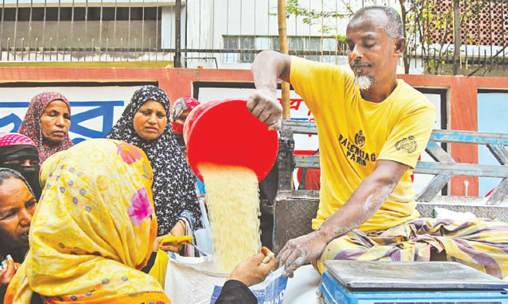 কম দামে কিনছেন চাল ও আটা