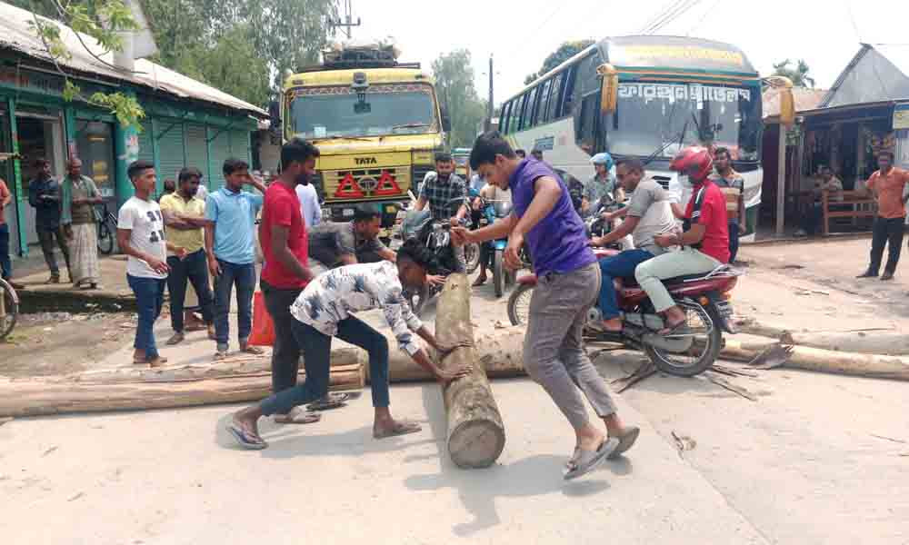 আন্তঃনগর ট্রেনের দাবিতে পাটগ্রাম-হাতীবান্ধায় রেলপথ-মহাসড়ক অবরোধ