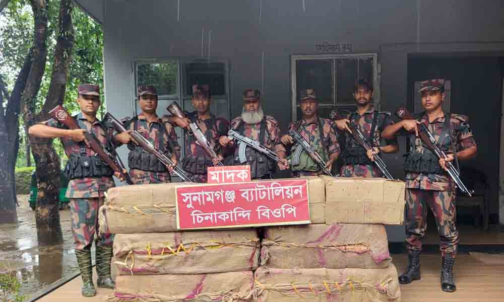 বিশ্বম্ভরপুরে বিপুল পরিমাণ ভারতীয় বিড়ি ও শাড়ি জব্দ