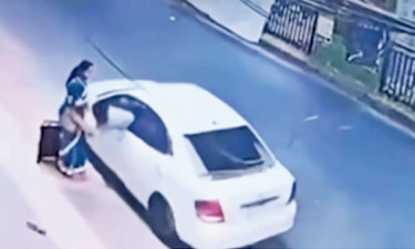 ছোঁ মেরে টান দিল ভ্যানিটি ব্যাগ টেনেহিঁচড়ে নিয়ে গেল নারীকে