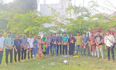 কুমিল্লা বিশ্ববিদ্যালয়ে গাছের ছায়ায় বই পাঠের আসর