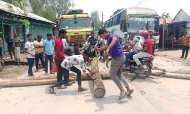 আন্তঃনগর ট্রেনের দাবিতে পাটগ্রাম-হাতীবান্ধায় রেলপথ-মহাসড়ক অবরোধ