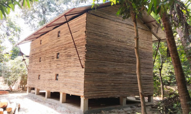 পেঁয়াজ সংরক্ষণের মডেল ঘর নির্মাণে অনিয়ম, বিপাকে কৃষক