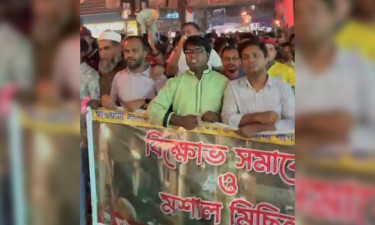 আ. লীগের রাজনীতি নিষিদ্ধের দাবিতে এনসিপির মশাল মিছিল