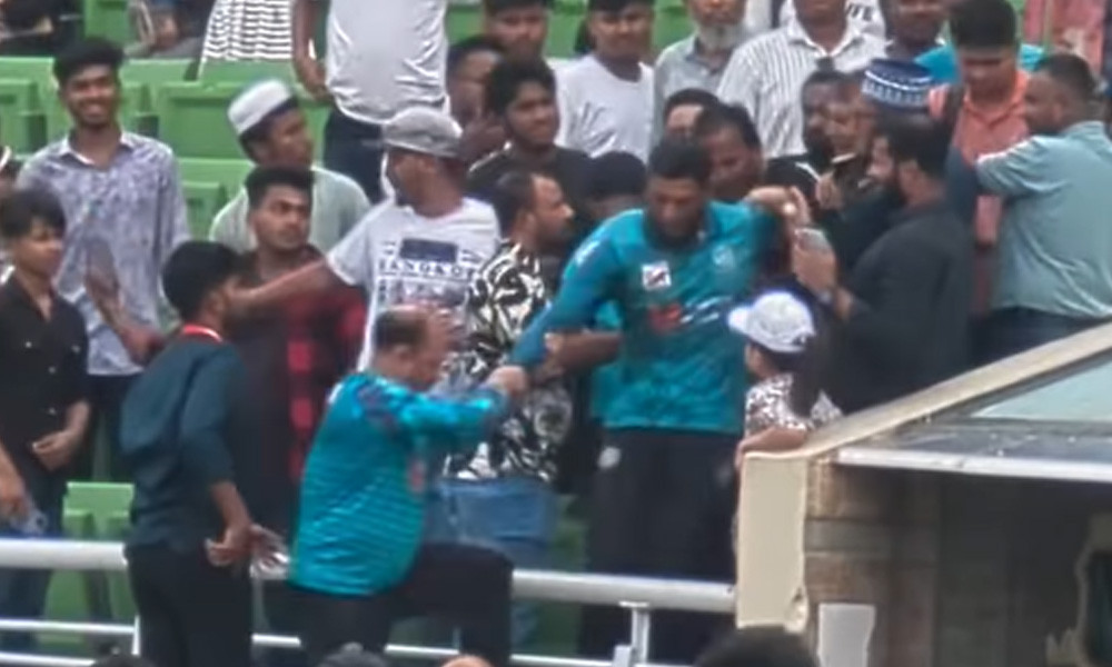 মেজাজ হারিয়ে দর্শককে ‘শিক্ষা’ দিতে গ্যালারিতে মাহমুদ উল্লাহ