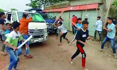 তিতাসে বিএনপির কাউন্সিল ঘিরে সংঘর্ষে গাড়ি ভাঙচুর, আহত ১০