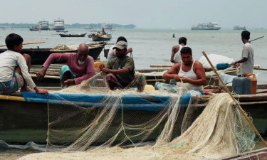বুধবার মধ্যরাতে পদ্মা-মেঘনায় মাছ ধরবেন জেলেরা
