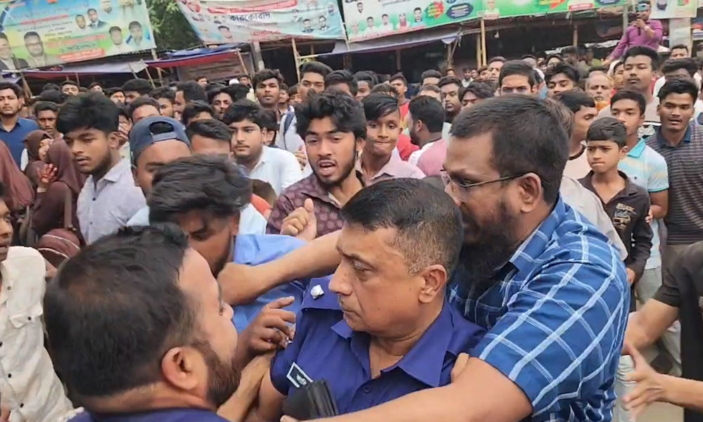 কুমিল্লায় উপদেষ্টা আসিফের পদত্যাগ দাবির বিক্ষোভে পুলিশের বাধা