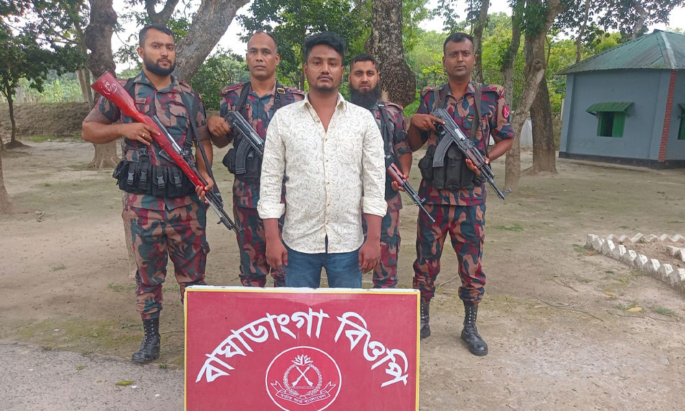 মহেশপুর সীমান্তে নারীসহ ৪ বাংলাদেশি আটক