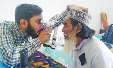 ‘মার চোখ বালা অইছে, অহন আমি ডাক্তার দেহাইছি’