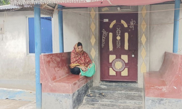বিয়ের দাবিতে তিন সন্তানের জনকের বাড়িতে তরুণীর অনশন