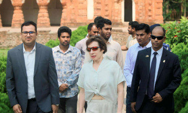 পুঠিয়া রাজবাড়ী পরিদর্শনে মার্কিন রাষ্ট্রদূত ট্রেসি অ্যান জ্যাকবসন