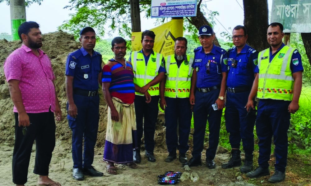 ঝিনাইদহে ফেনসিডিলসহ বাসযাত্রী আটক