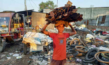 মমিনুলের শৈশব থেমে আছে ভাঙ্গারির দোকানে