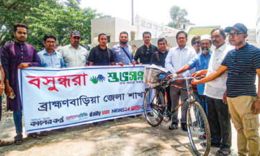 আখাউড়া-বিজয়নগরে পত্রিকা বিক্রেতাকে সাইকেল উপহার