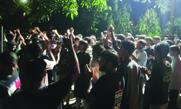 শিক্ষকের গায়ে হাত তোলার প্রতিবাদে খুবিতে মধ্যরাতে বিক্ষোভ