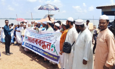 পায়রা নদীর খেয়াঘাটের ইজারা বাতিলের দাবিতে মানবন্ধন